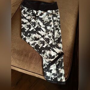 CVG Reversible Camo Workout Capris - Large